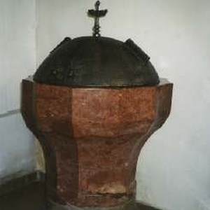 Zwölfeckige Taufstein aus rotem Marmor