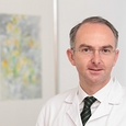 Primar Univ.-Doz. Dr. Bernd Lamprecht beantwortet unter der Notrufnummer 142 Fragen rund um die Corona-Impfung. / © Kepler Universitätsklinikum Primar Univ.-Doz. Dr. Bernd Lamprecht beantwortet unter der Notrufnummer 142 Fragen rund um die Corona-Impfung.